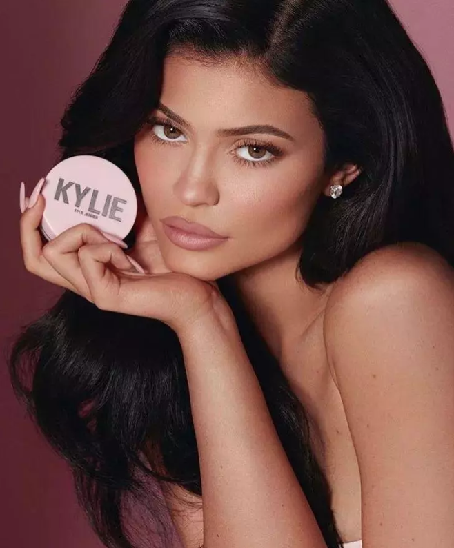 超越扎克伯格成最年轻富豪,21岁的kylie jenner如何成为亿万富翁?